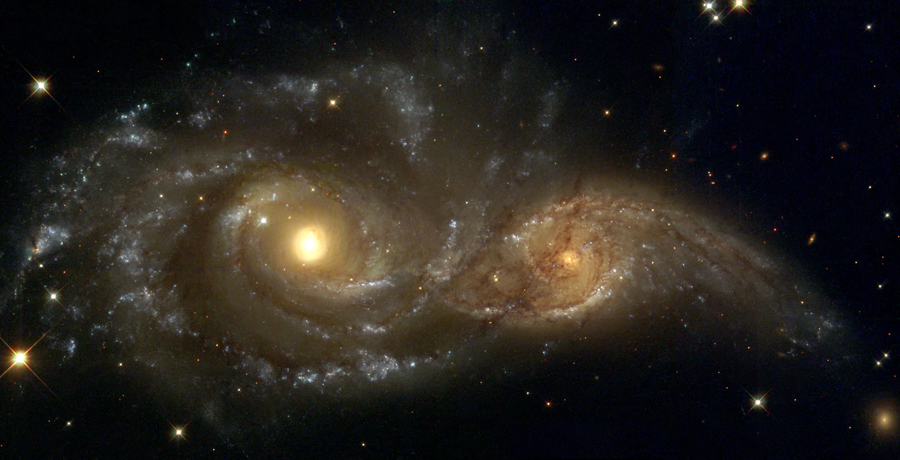 colliding-galaxies-ngc2207_hubble_2907